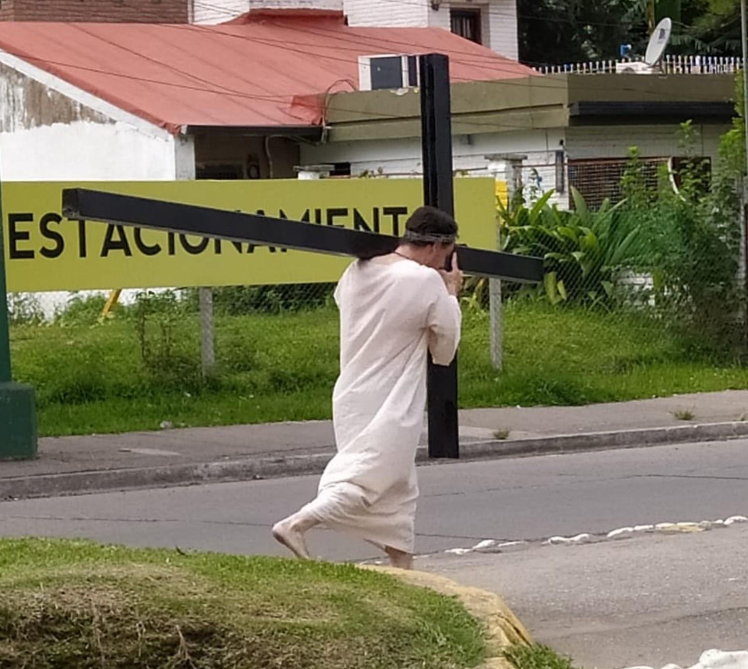 ¿Via Crucis en avenida Aconquija? Un hombre cargó una cruz de hierro por la platabanda