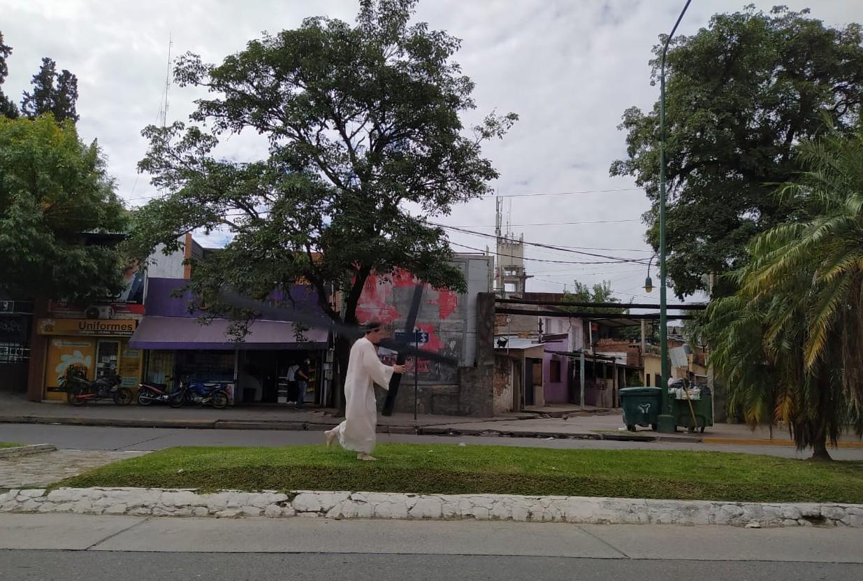 ¿Via Crucis en avenida Aconquija? Un hombre cargó una cruz de hierro por la platabanda