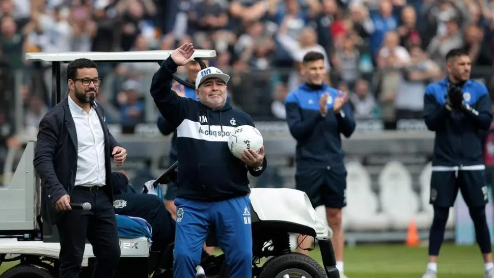 SIN IGUAL.  Desde que Diego llegó al “Bosque” platense, el hincha le mostró su incondicional respaldo.