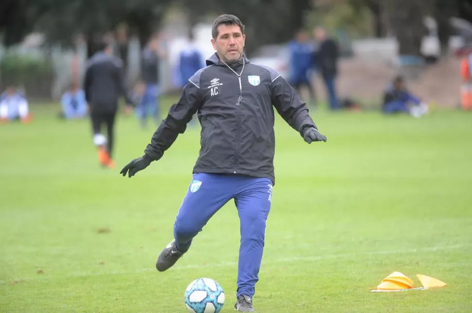 A LA DISTANCIA. Hasta marzo, Emmanuel Depaoli tenía contacto en la cancha con el plantel. la gaceta / foto de hector peralta