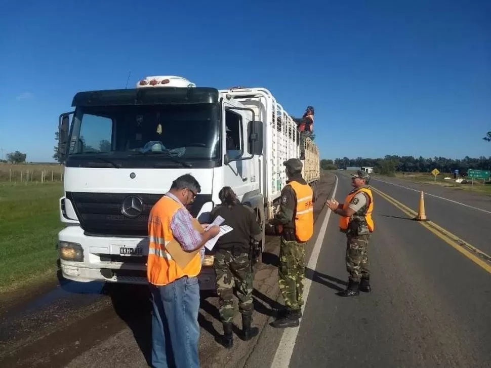 MONITOREO. Inspectores mantienen los controles en puestos fijos o móviles.  