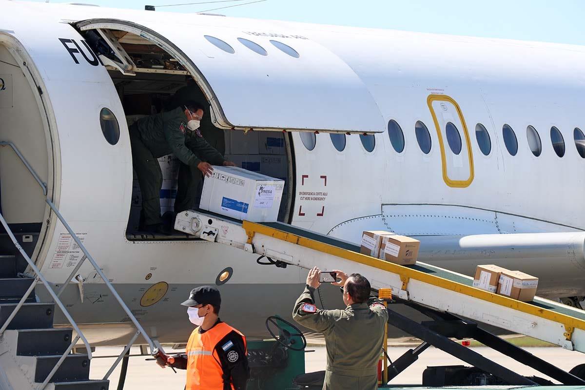 El avión Fokker F28 pertenece a la Fuerza Aéra Argentina.