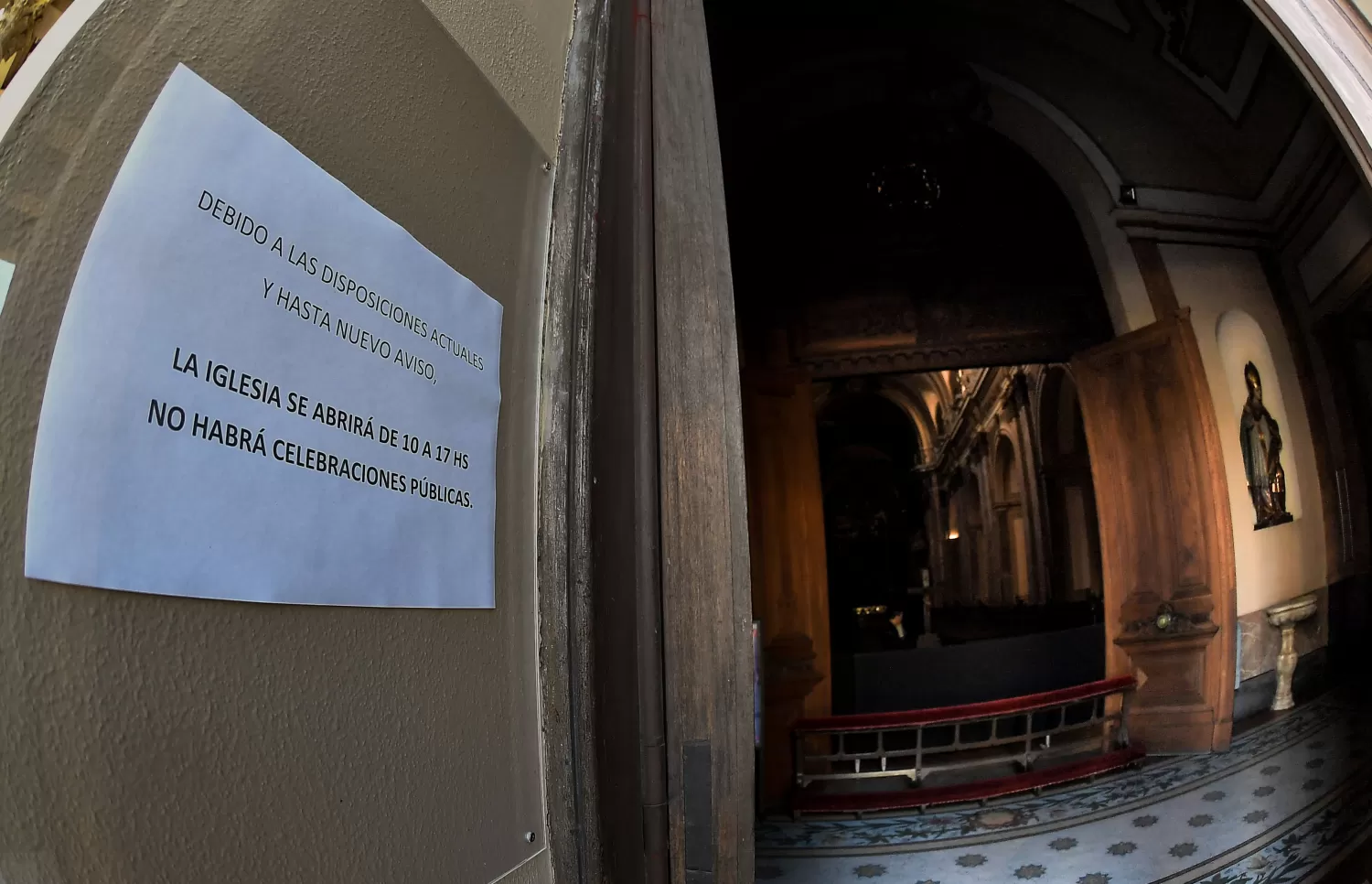 Con las iglesias cerradas, los sacerdotes se las ingeniaron para celebrar la Pascua.