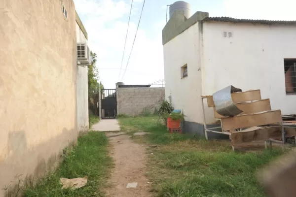 Salió a la puerta a hablar por celular y asaltantes lo mataron