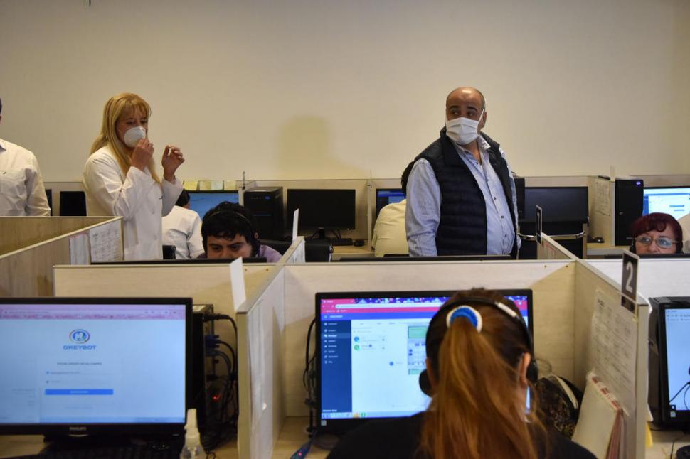 VIGILANCIA. Chahla y Manzur en el call center que utiliza el Siprosa. 