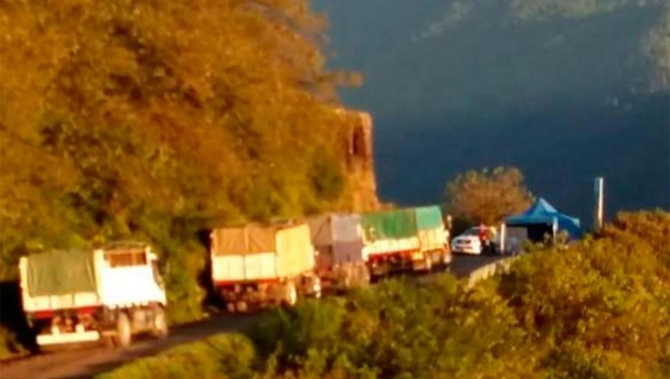 BLOQUEOS. Los productores de papa esperan que se levanten los cortes en Catamarca.  