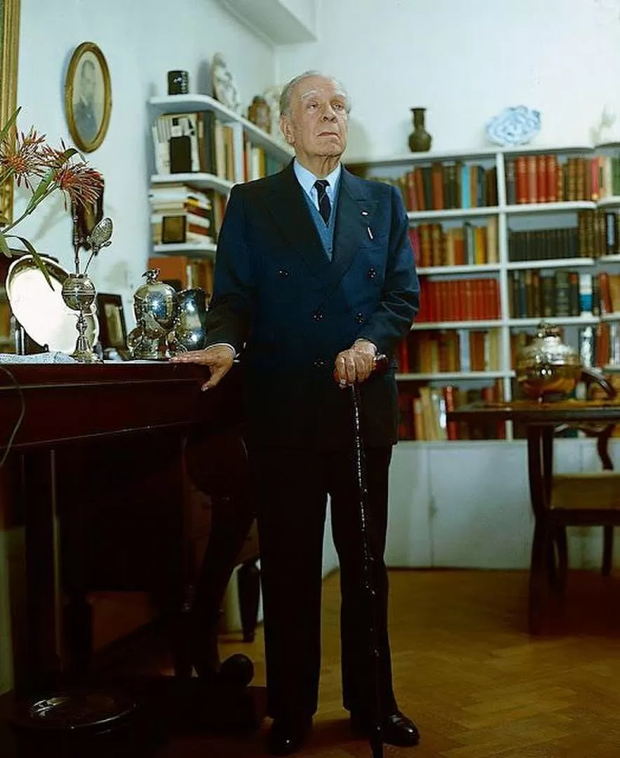 GRAN ESCRITOR Y EXTENSO LECTOR. Borges une sus características en textos y reseñas para “El Hogar”. 