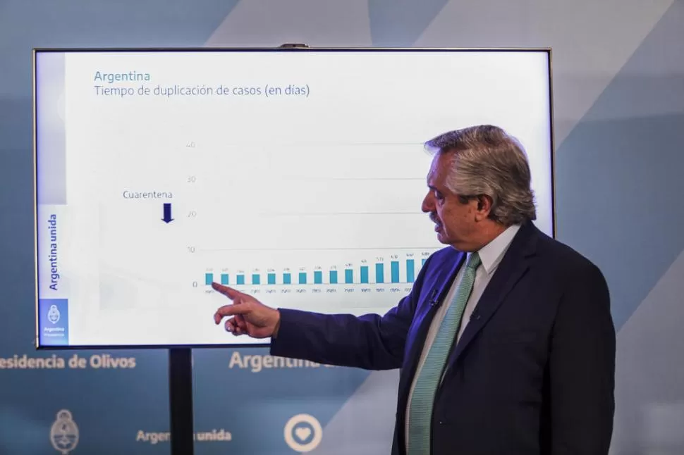 EXPOSICIÓN. Fernández potenció su rol docente en el mensaje del viernes. télam