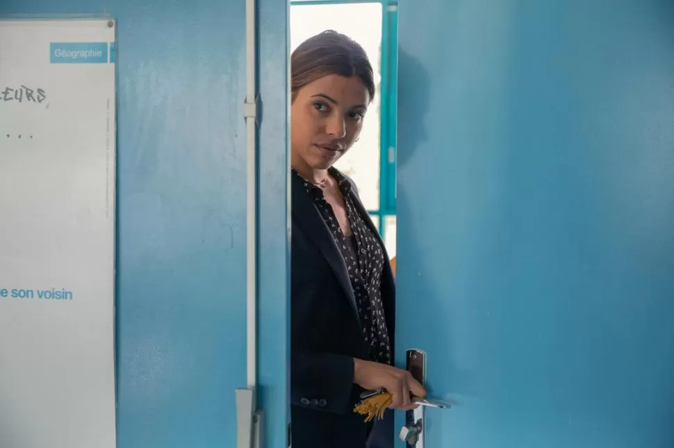 DIFÍCIL MISIÓN. Samia (Zita Hanrod) debe impartir disciplina en una escuela cruzada por los problemas sociales. 