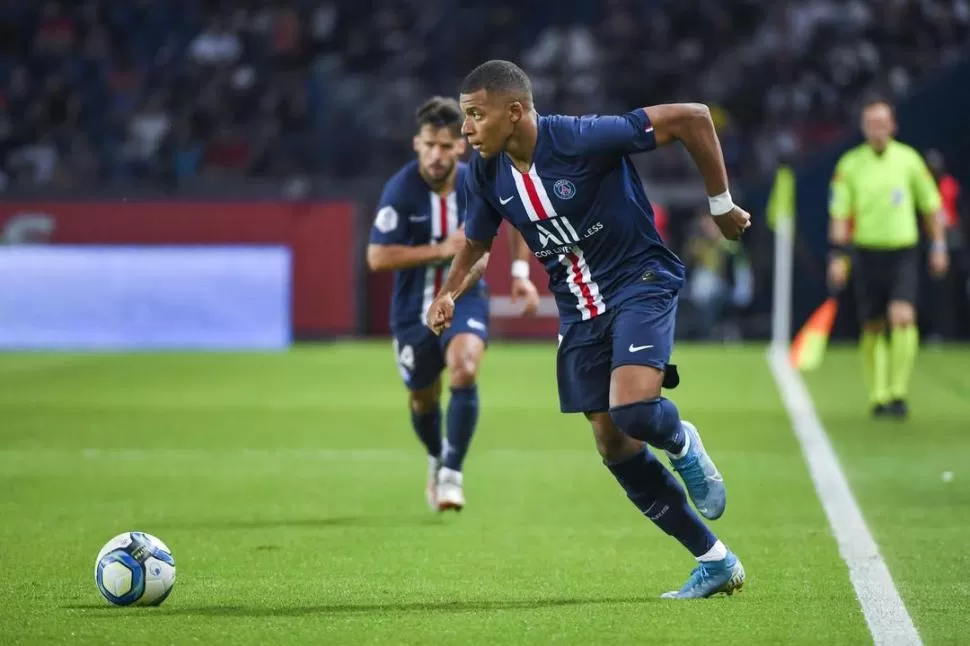 MIRANDO AL FUTURO. El francés Mbappé muestra contundencia y velocidad. 