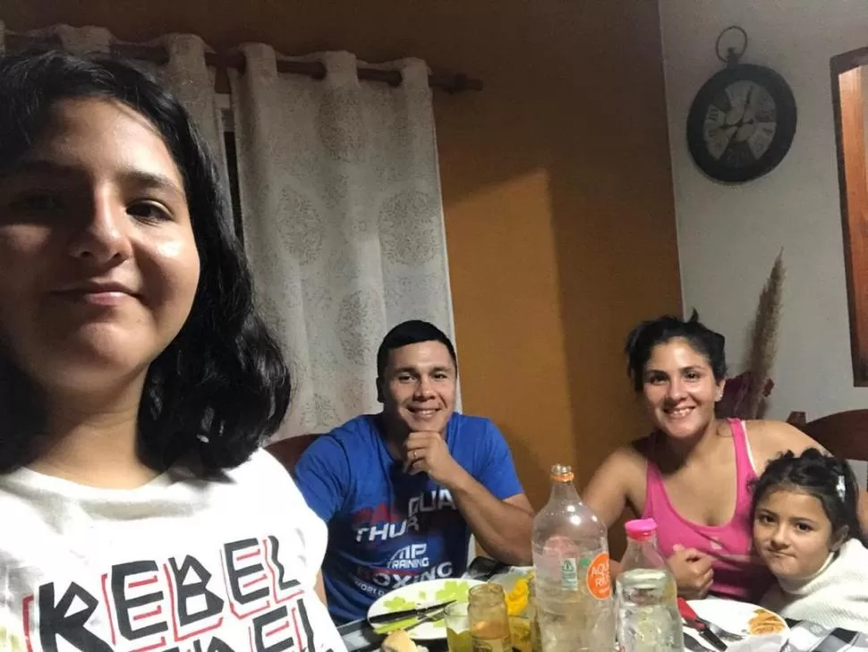 CONTENTO. Como en el ring, Coria asume todo el protagonismo en su avícola.