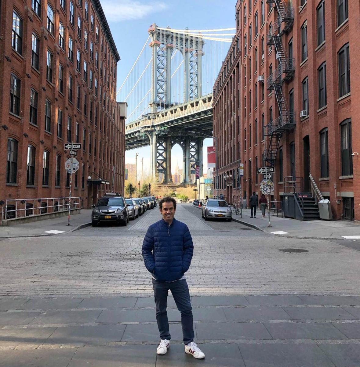 MANHATTAN BRIDGE. Guilla posa sobre una de las cuadras más concurridas de Nueva York. Está sola para él ahora.