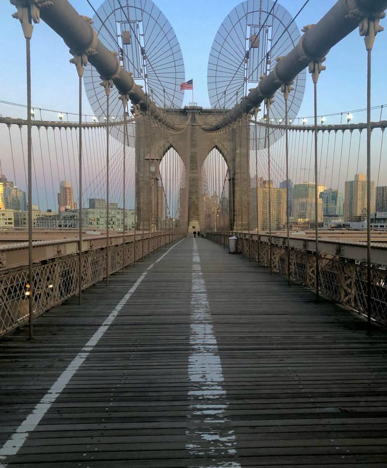 SIN TURISTAS. El puente de Brooklyn conecta a la ciudad con Manhattan, el epicentro de los negocios a nivel mundial. 