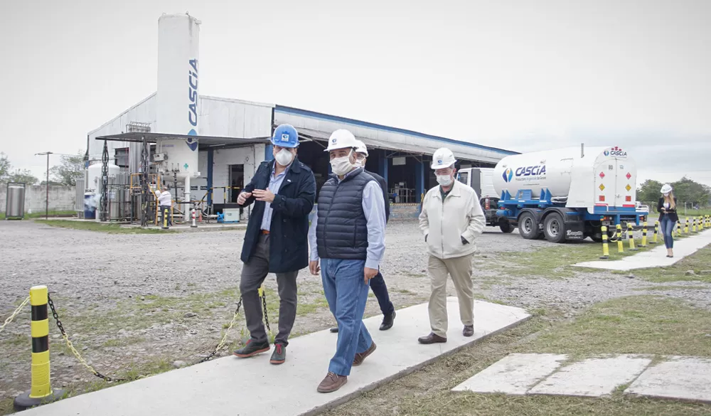 El gobernador visitó la planta de oxígeno medicinal y gases industriales Cascia, ubicada en el parque industrial de la ciudad de Lules. 