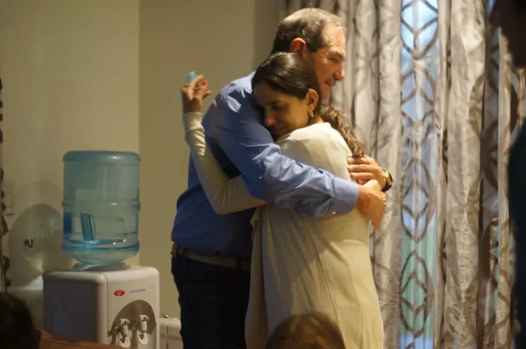 ABRAZO. Una de las imágenes que eligió la legisladora para felicitar a su papá. 