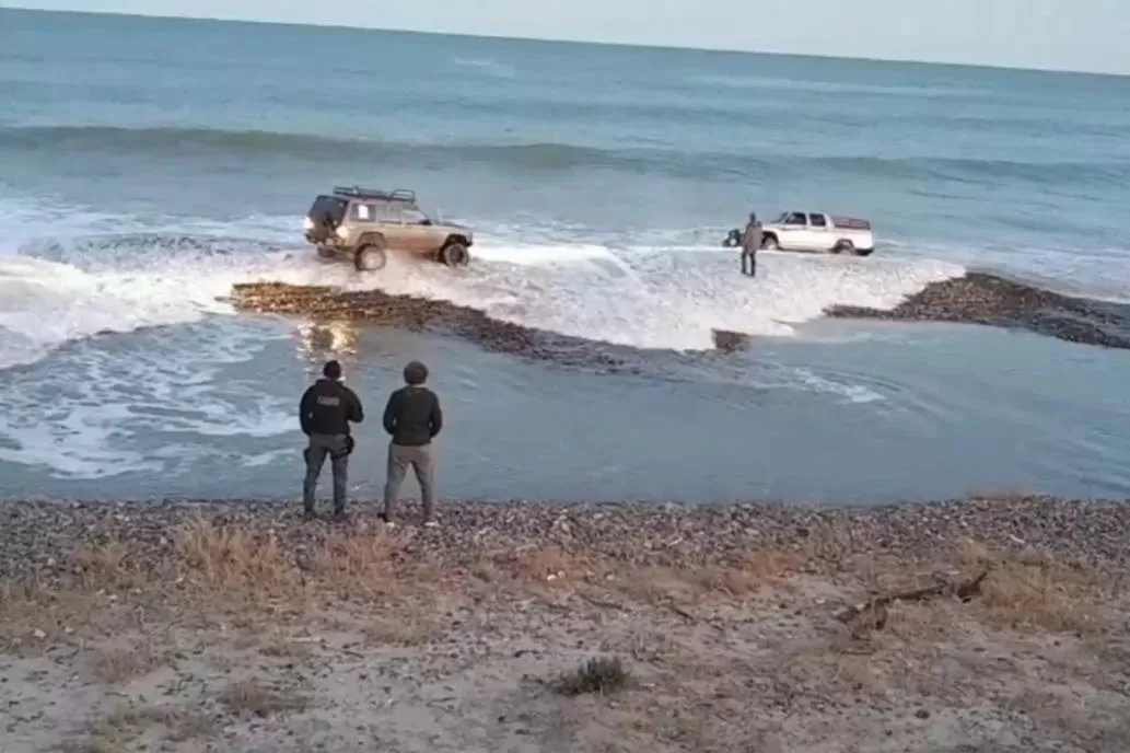 La Policía auxilió al pescador atrapado en el mar.