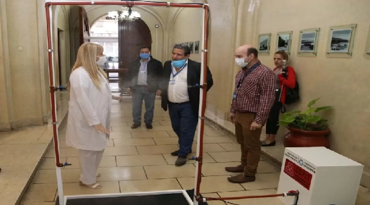 DESINFECTANTE. El aspersor rocía una solución, mezcla de agua y alcohol, durante pocos segundos.