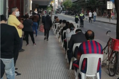 Nerviosismo y confusión en la reapertura de los bancos: cómo funciona el sistema de turnos