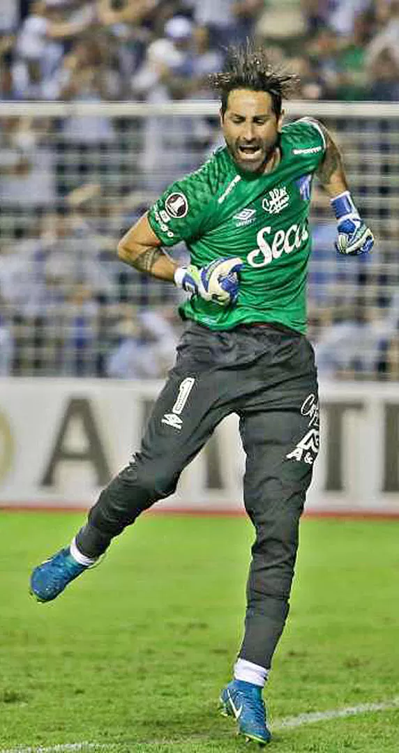 UNA PASIÓN. “Laucha” disfruta de los autos, y desde hace tres años está armando un Chevrolet 47. Sólo faltan detalles.