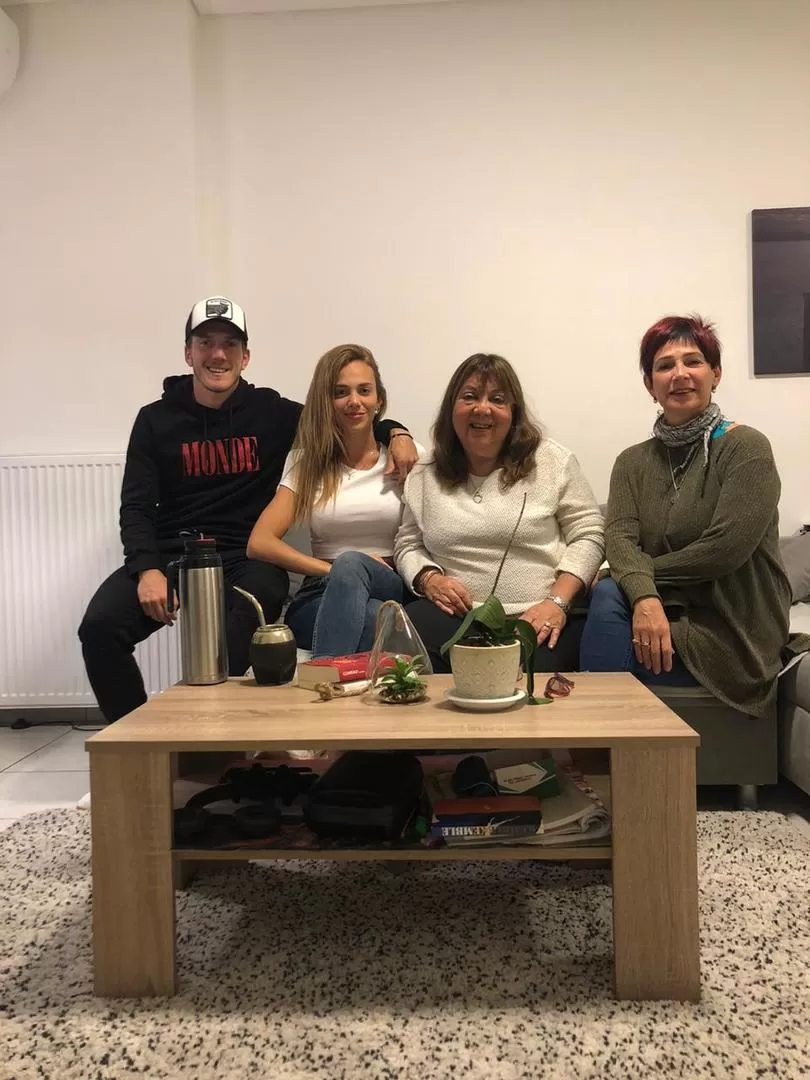 EN CASA. Augusto; su novia, Mariangeles; mamá Patricia y su suegra, Isabel; posan sonrientes a pesar del difícil momento.  