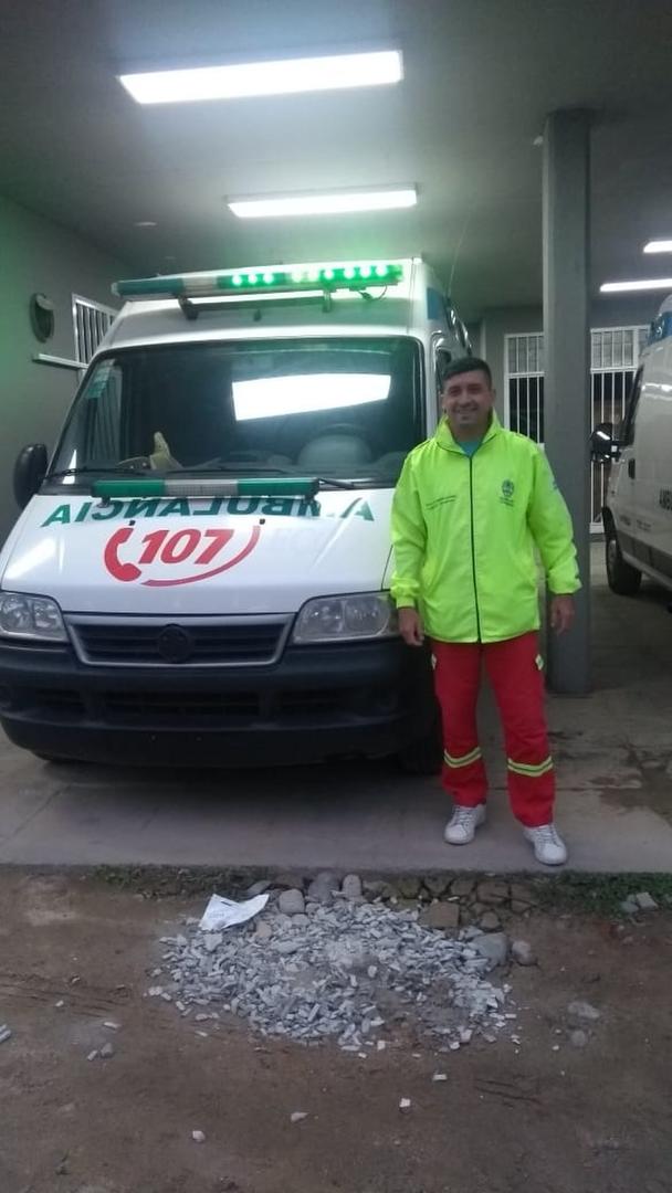 ALISTADO. Amaya, junto a la ambulancia del Siprosa que conduce. Tras su jornada laboral, lava todas sus ropas, y recién entonces se reúne con su familia.