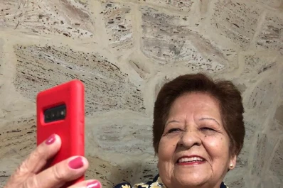 Historia de vida: con 80 años, disfruta el humor y hace videos para divertir a otros