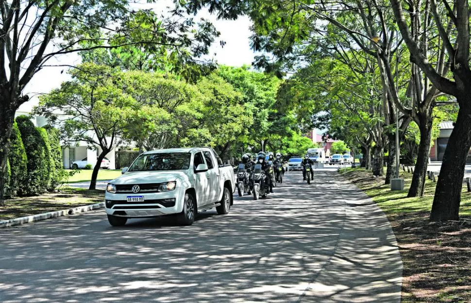 MONITOREO. El Ministerio Público Fiscal y la Policía desplegaron operativos de control en los countries. la gaceta / foto de josé nuno 