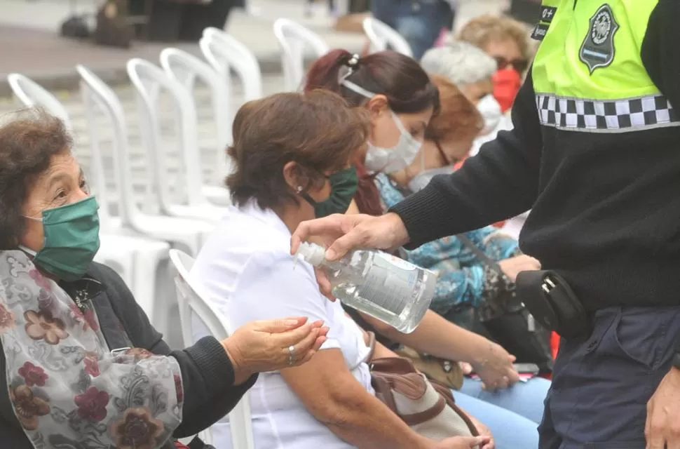 RECAUDOS. La Policía dosificó alcohol en gel en las filas de espera. la gaceta / fotos de antonio ferroni