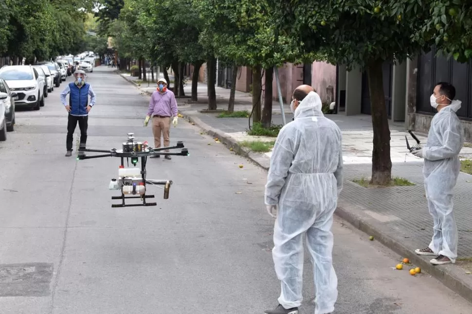 TECNOLOGIA AUXILIAR. Para pulverizar casas y obras en construcción abandonadas, el Siprosa usa un dron. 