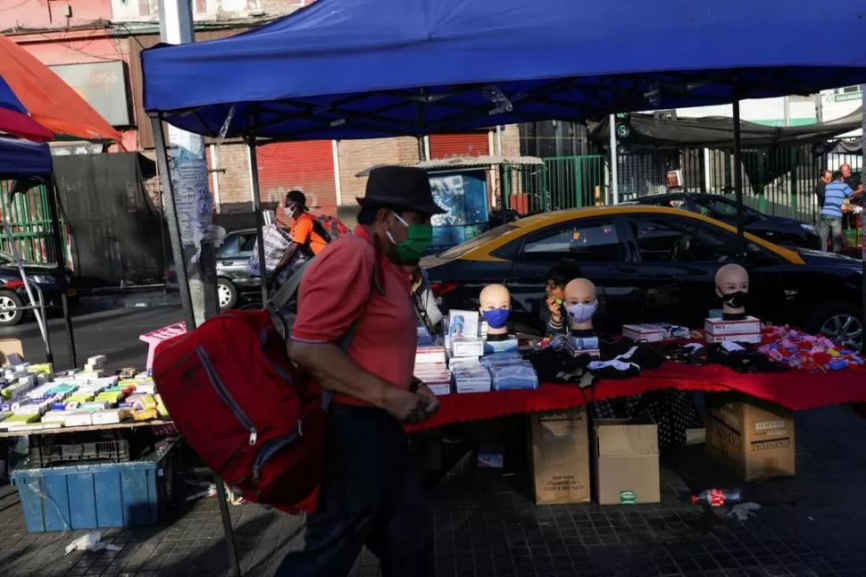 PRECARIZADOS. En los mercados callejeros reside parte de la economía de los países de Latinoamérica.  reuters