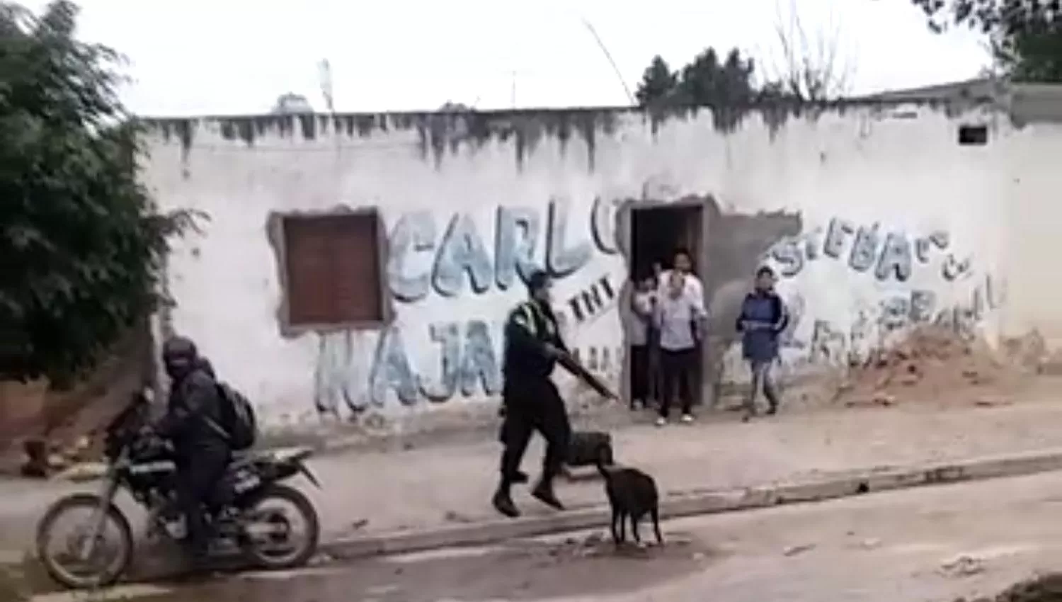 MOMENTOS DE TENSIÓN. Los policías reprimen a los más violentos. IMAGEN CAPTURA DE VIDEO