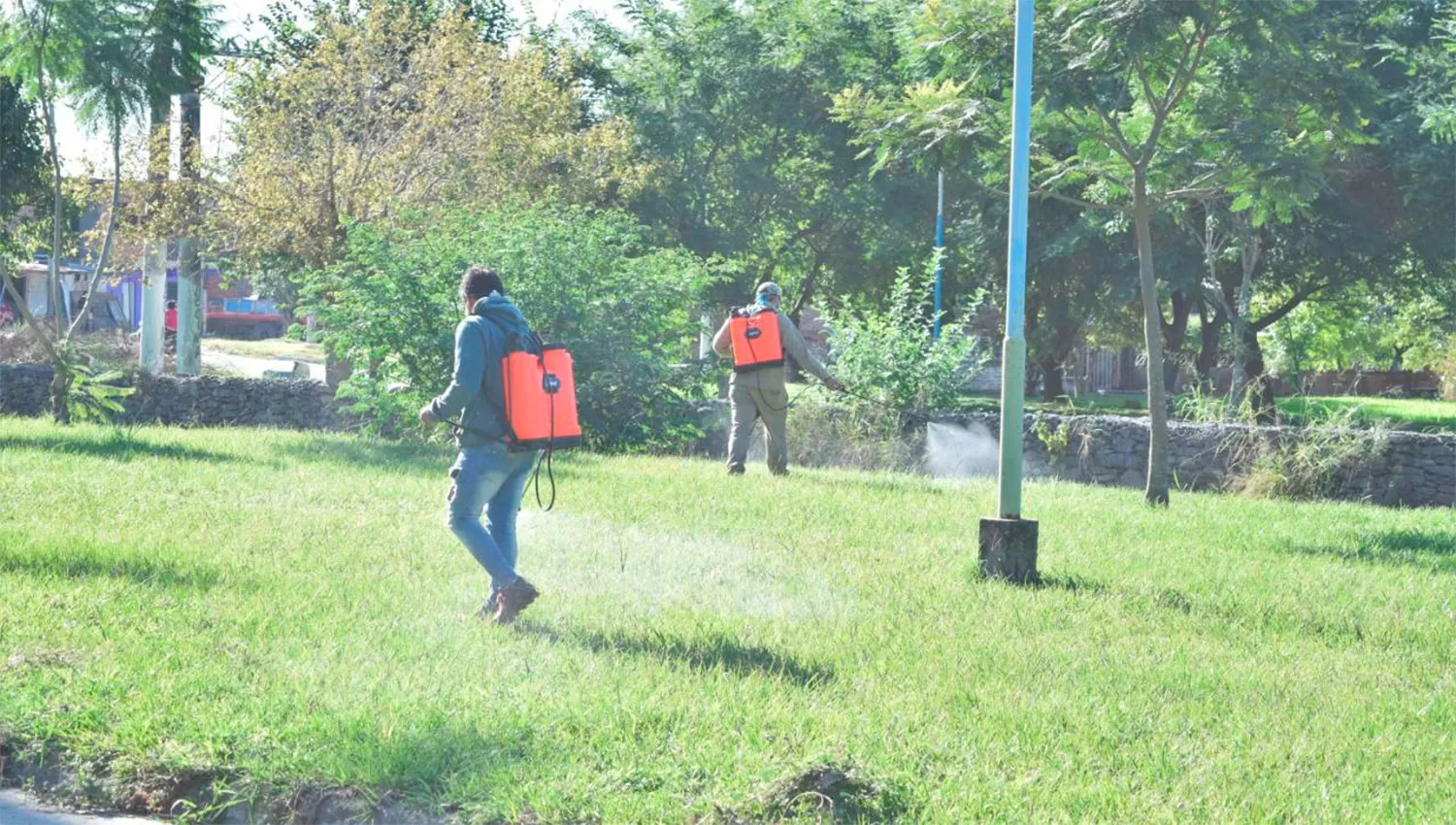 OPERATIVO. Hoy, dirigentes ligados al concejal José Coronel y al gremio bancario fumigaron en la plaza “Padre Ramón Villalobos”, ubicada en Italia al 4.500.