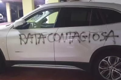 Escraches y discriminación por coronavirus: una médica encontró su auto con un indignante mensaje