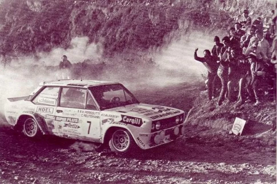 PROLIJO Y VELOZ. El Fiat 131 Abarth en plena aceleración en los cerros. 