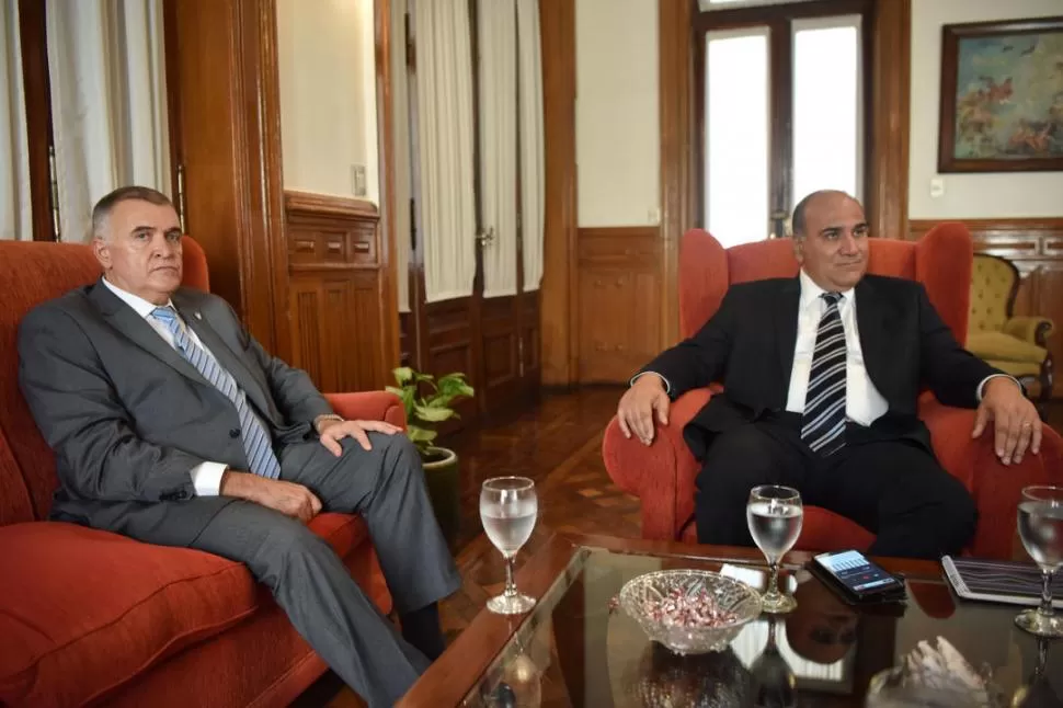 EL 13 DE MARZO. Manzur y Jaldo dan una conferencia en la Casa de Gobierno para exponer las medidas oficiales contra el coronavirus. Fue una de sus últimas fotos oficiales juntos.	 la gaceta / foto de Inés Quinteros Orio (archivo)