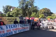 Organizaciones sociales se movilizaron en la plaza Independencia para pedir ayuda al Gobierno