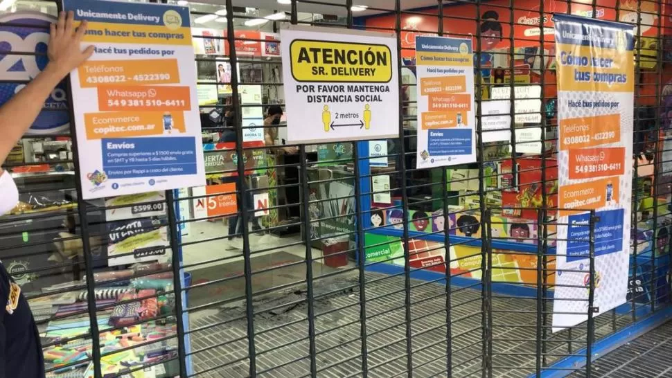 CARTELES. Algunos rubros se adaptaron para la venta por delivery, pero no es suficiente, aclaró el sector.