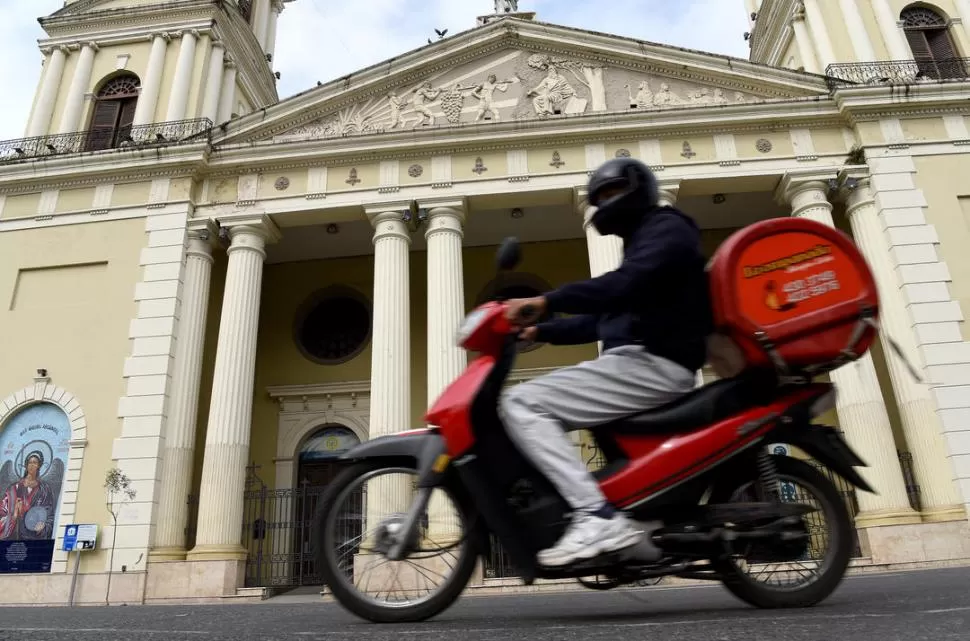 NUEVA MODALIDAD. Son muchos los comercios que se han sumado al servicio de delivery para seguir trabajando. la gaceta / foto de josé nuno