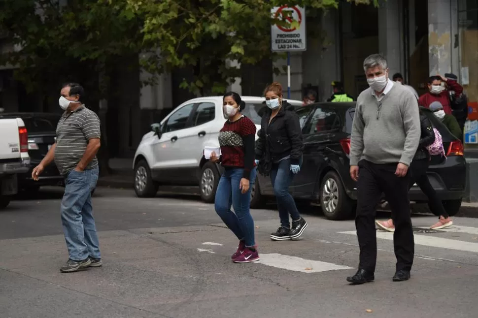 CONCIENTIZACIÓN. El Comité de Operaciones de Emergencias definirá a partir de cuándo se aplicarán sanciones a los que no usen los barbijos. la gaceta / foto de juan pablo sánchez noli