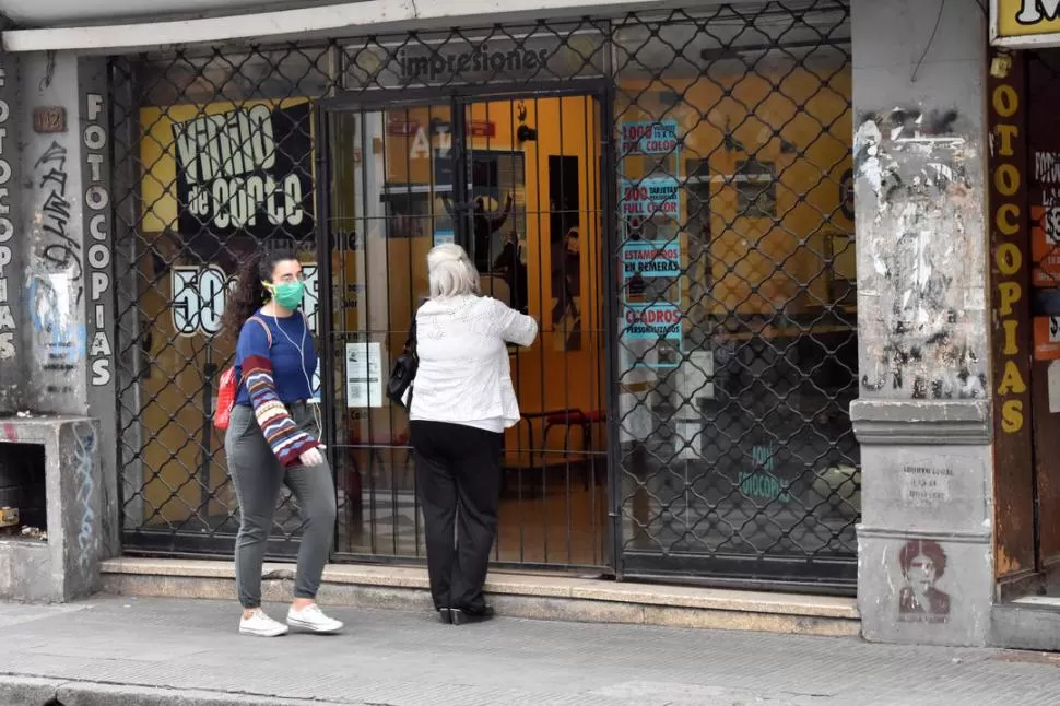 PAISAJE. Varios locales permanecieron ayer con las cortinas de hierro bajas, en medio del aislamiento social.  