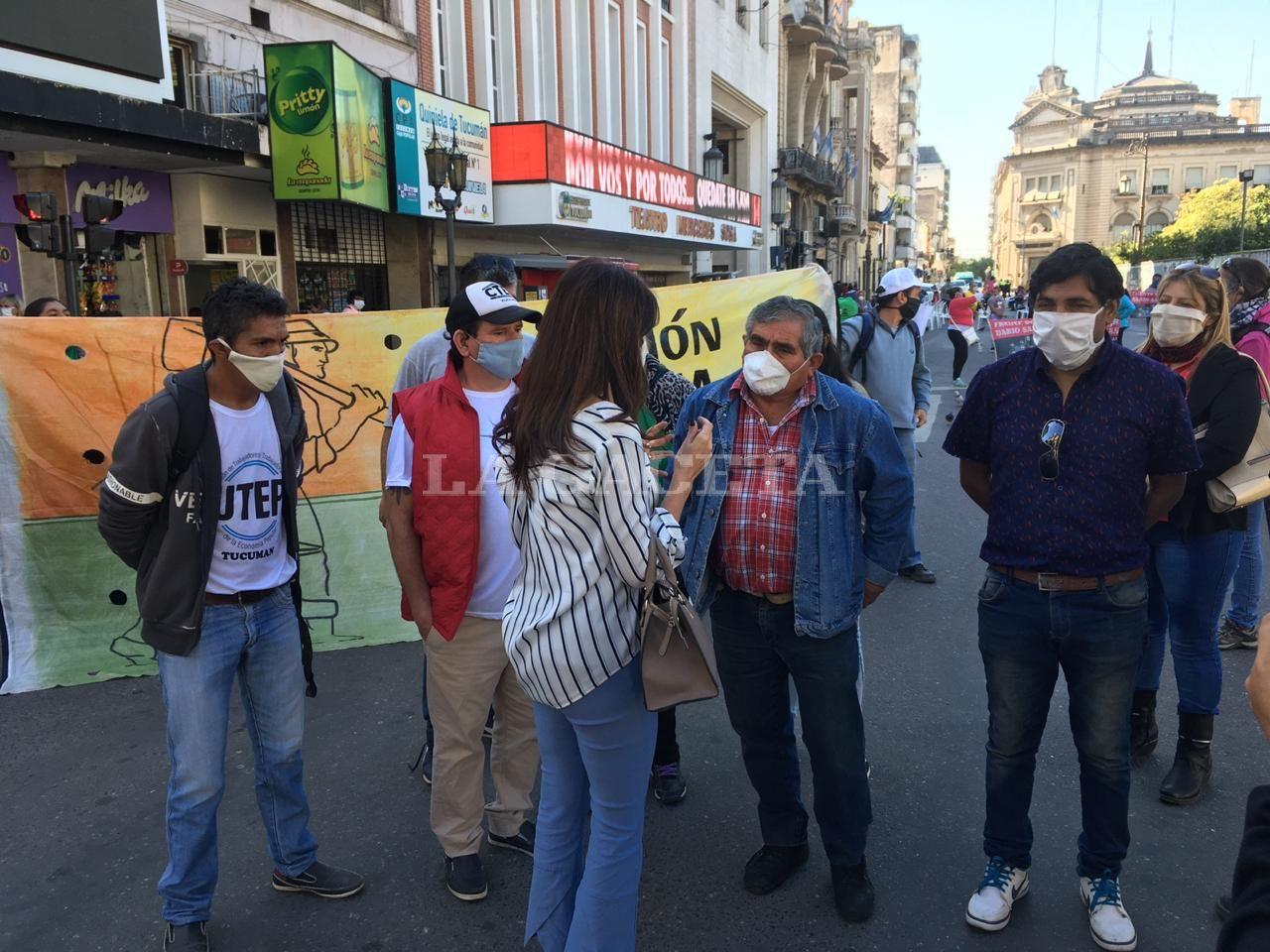 COMUNICACIÓN. La ministra de Gobierno salió a hablar con los manifestantes.