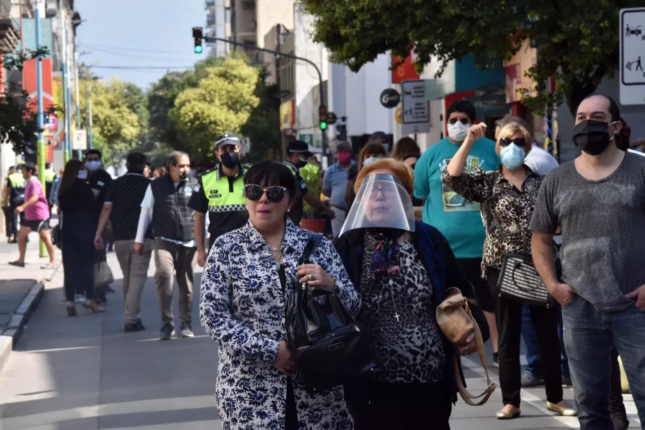 Las calles de Tucumán, con circulación y actividad bancaria.