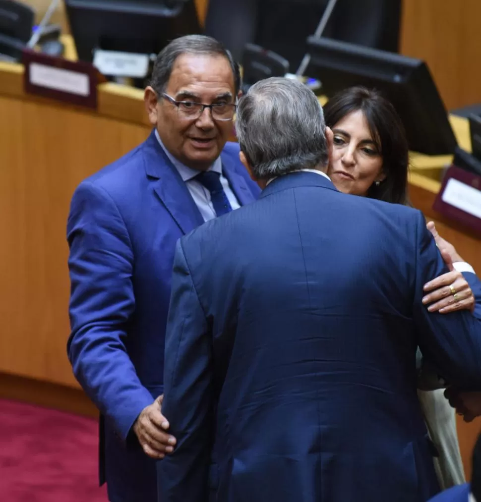 EN LA APERTURA DE SESIONES. Bourlé saluda a sus colegas en el recinto. Junto a él, Carolina Vargas Aignasse. la gaceta / Foto Juan Pablo Sanchez Noli (archivo)