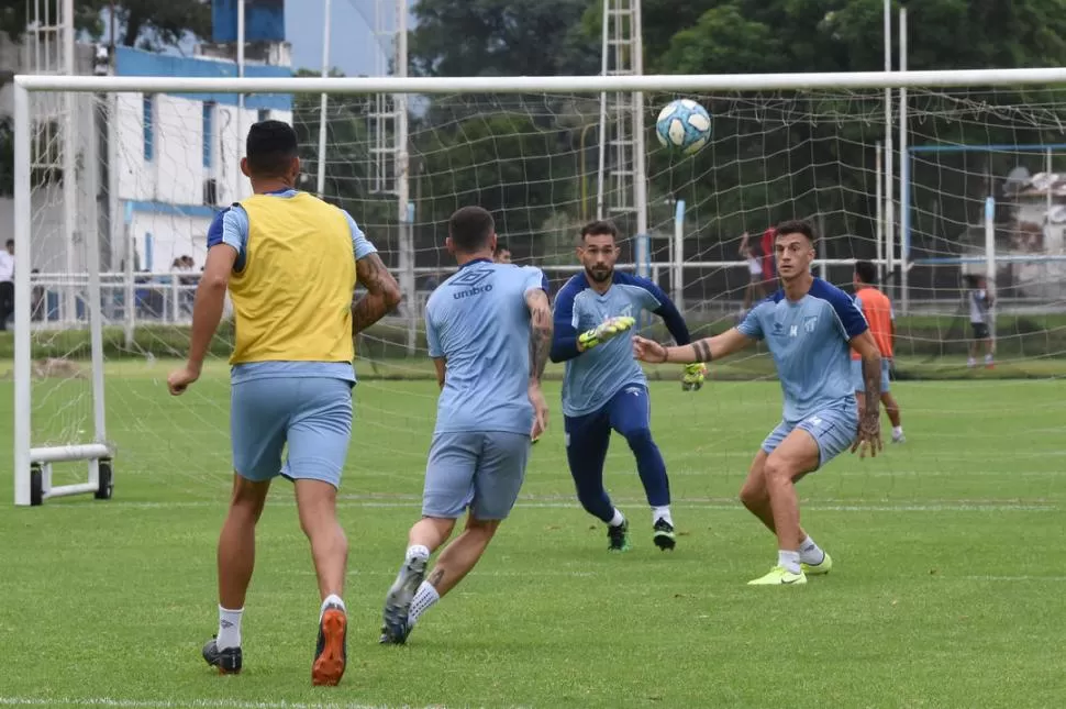 TRABAJOS CON PELOTA. Alejandro Sánchez y Augusto Lotti, durante un entrenamiento de la actual temporada. El plantel “decano”, como el resto, deberá empezar de nuevo antes de volver a jugar.  