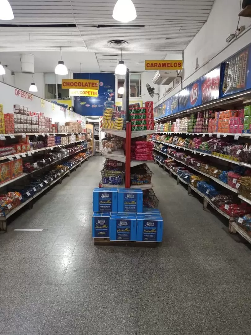 PASILLOS VACÍOS. Aunque funcionan durante medio día, las distribuidoras del microcentro casi no han recibido clientes durante la cuarentena.  