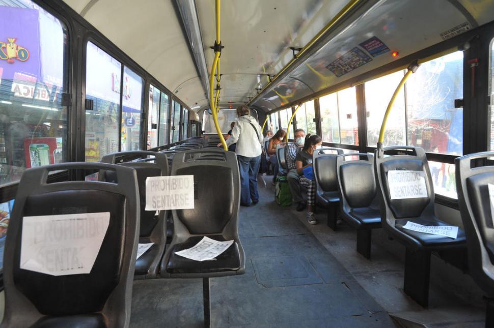 RESTRICCIONES. Algunos colectivos prohiben sentarse en varios asientos para mantener el distanciamiento social.  