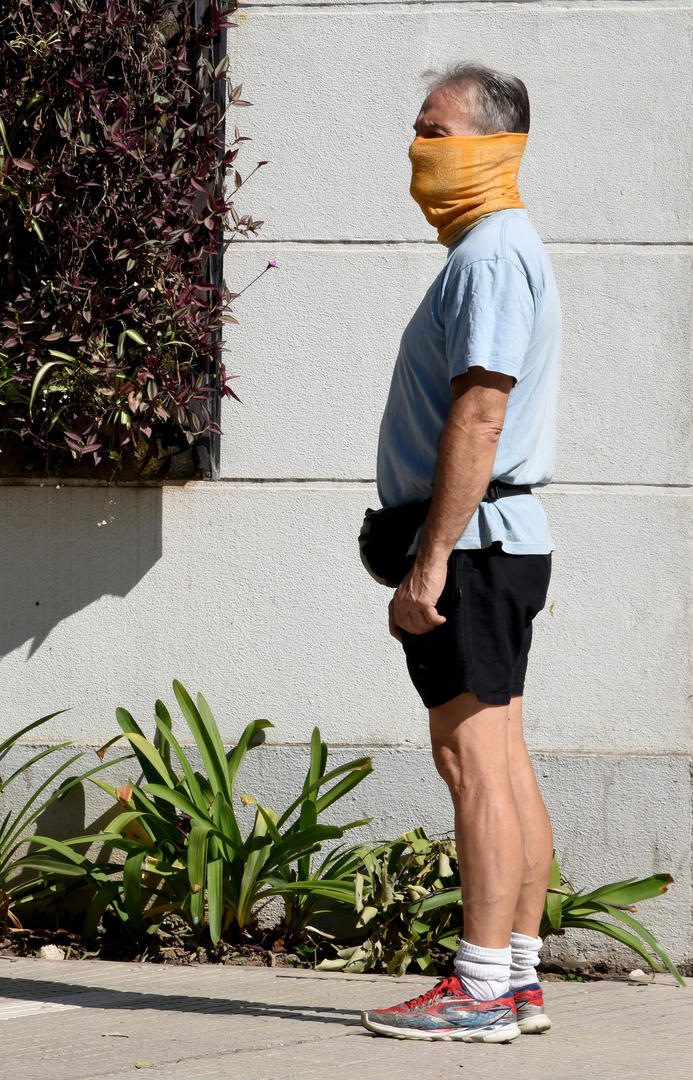 DE MONTAÑA. En Yerba Buena, un peatón usa un cuello especializado.     