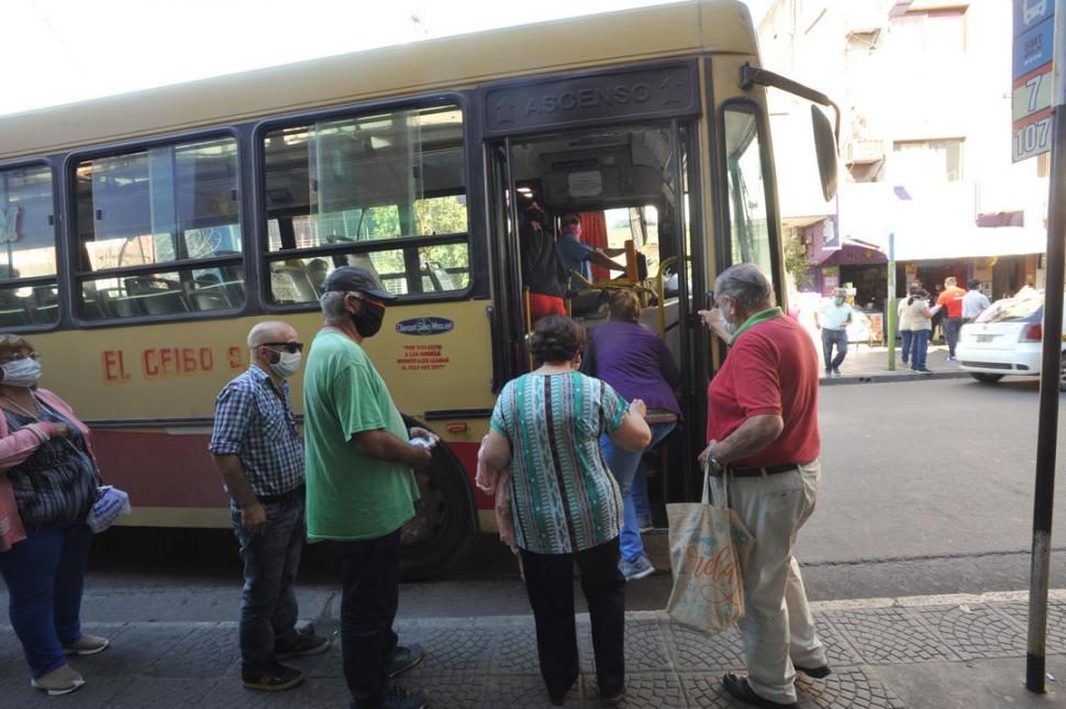 EL NUEVO PAISAJE URBANO. Desde ayer, todas las personas que hagan fila en una parada deben usar barbijo.  