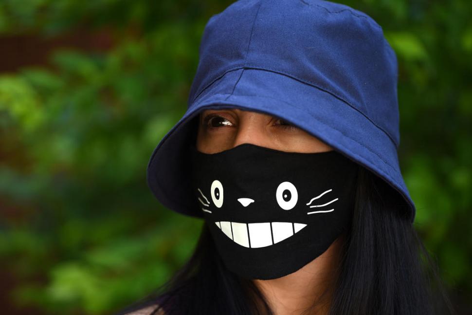 CON DISEÑO. La imagen de un gato luce en el tapabocas de esta joven. 