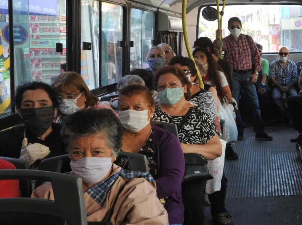 SIN DISTANCIA, PERO CON TAPABOCAS. Todos los pasajeros de un colectivo céntrico cumplieron la nueva orden.  FOTO DE DE JOSÉ NUNO E INÉS QUINTEROS ORIO